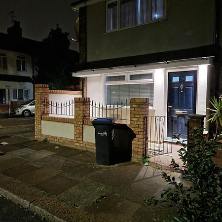 Stylish 2 Bed Home- Short Walk To Tottenham Stadium/Stations ロンドン エクステリア 写真